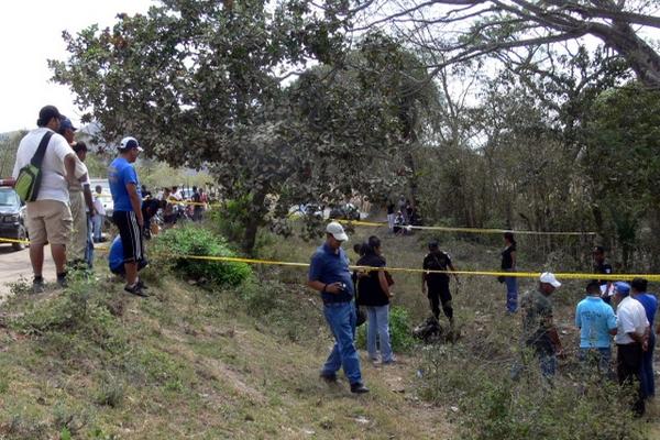 El cuerpo quemado tenía señales de haber sido torturado y estrangulado. (Foto Prensa Libre: Hugo Oliva)