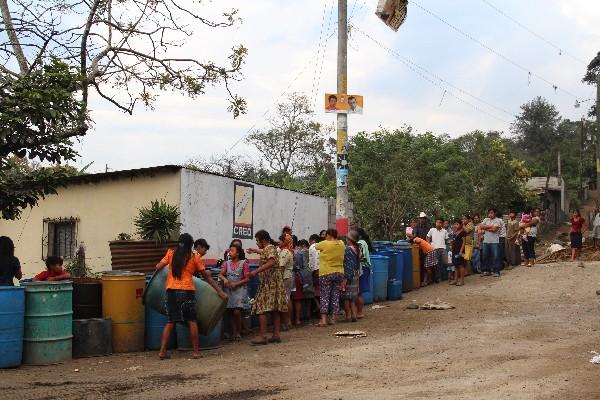 Vecinos de San Juan Alotenango esperan la llegada de camiones cisterna.