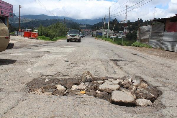 Baches de gran tamaño se han formado en varios tramos, en carreteras de Totonicapán. (Foto Prensa Libre: Édgar Domínguez)