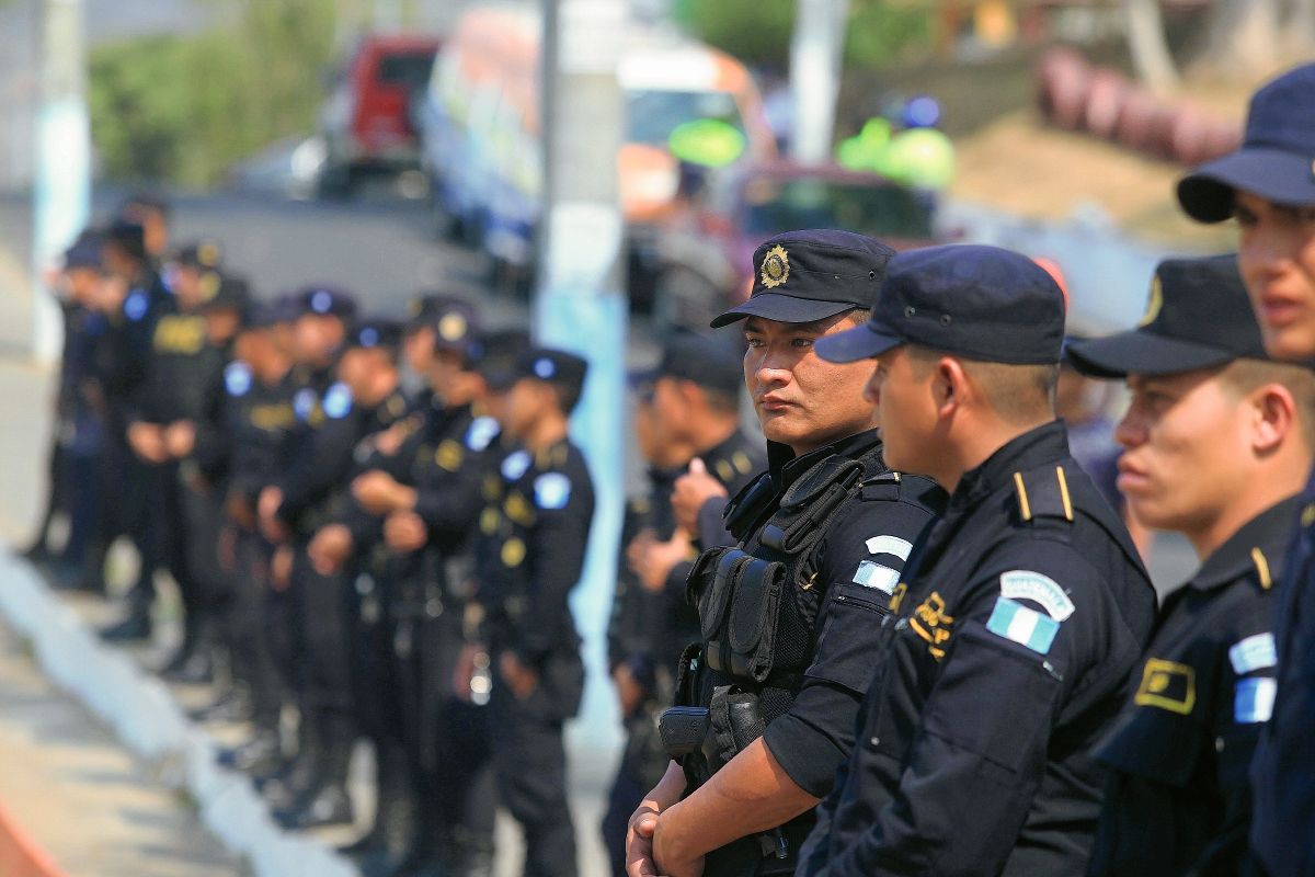 El operativo de seguridad de Semana Santa tiene asignados 35 mil policías en todo el país. (Foto Prensa Libre: Hemeroteca PL)