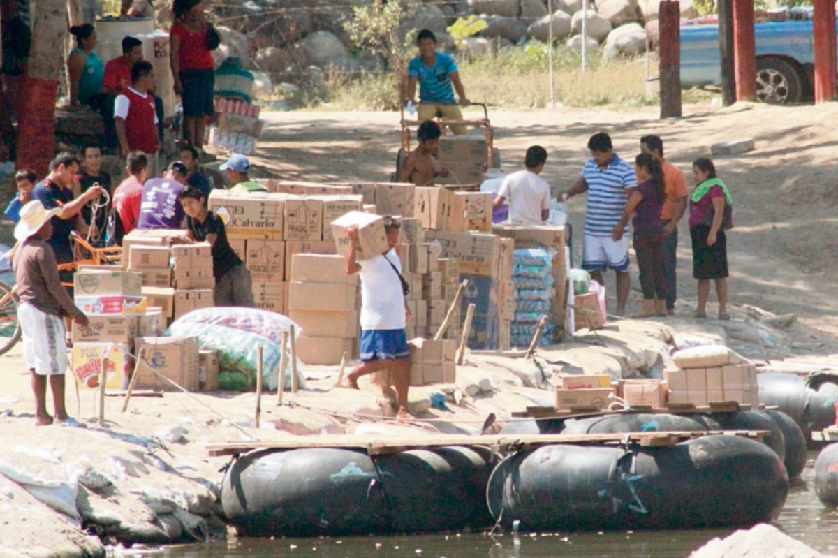 a través del río Suchiate, en Tecún Umán, San Marcos las actividades comerciales han aumentado. (Foto Prensa Libre: Alexander Coyoy)