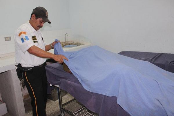 El albañil fue llevado con vida al Hospital Nacional de Tiquisate, pero pereció tras su ingreso. (Foto Prensa Libre: Felipe Guzmán)<br _mce_bogus="1"/>