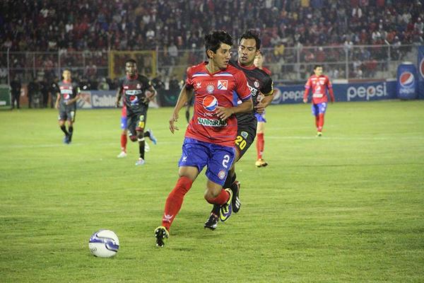 Municipal perdió en Quetzaltenango con gol de Israel Silva de tiro penal. (Foto Prensa Libre: cortesía Municipal)