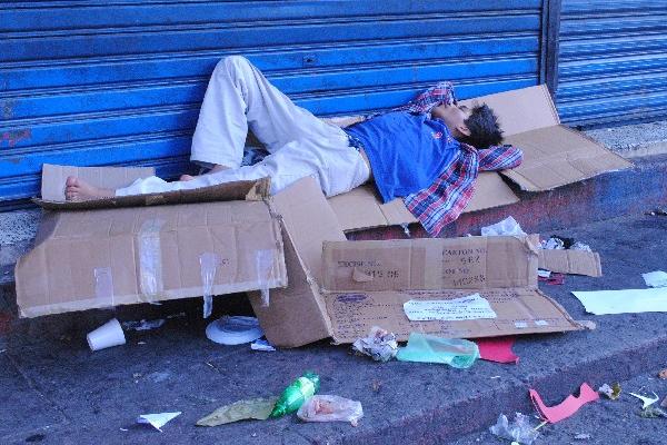 Esta persona amaneció ayer entre los desperdicios que quedaron en Coatepeque, Quetzaltenango.