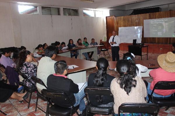 José Acpuac Castillo,  delegado del  Intecap en Chimaltenango, imparte taller  en la Gobernación.