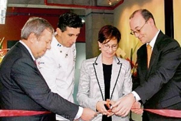 Philippe Bastelica, embajador de Francia; chef Mario Enrique Campollo,  director de ACAM;  Eléonore Vial, decana del Instituto Paul Bocusse, de  Francia, y Hans Berghuis, director de la ACAM. (Foto Prensa Libre: Edwin Castro)