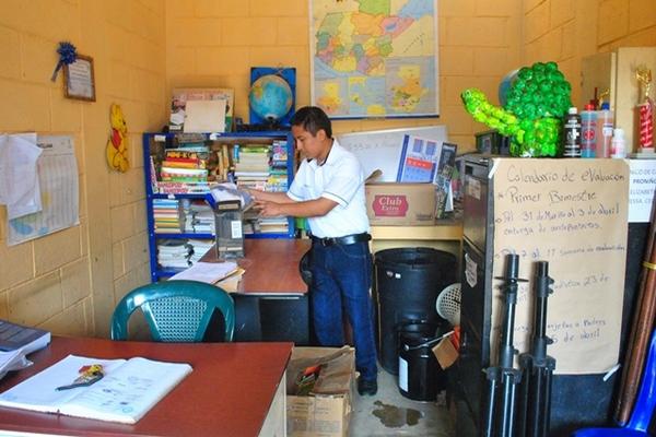 Mario Enrique Velásquez, subdirector de la Escuela Armenia Ortiz, de San Martín Zapotitlán, revisa una oficina de donde vándalos sustrajeron equipo de cómputo y se llevaron hasta los inodoros. (Foto Prensa Libre: Jorge Tizol).<br _mce_bogus="1"/>