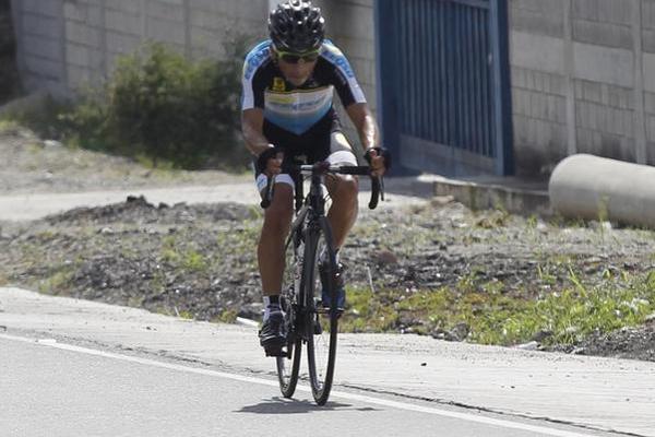 El colombiano Walter Pedraza impuso su ritmo y se mantuvo fugado del pelotón. (Foto Prensa Libre: Eduardo González)