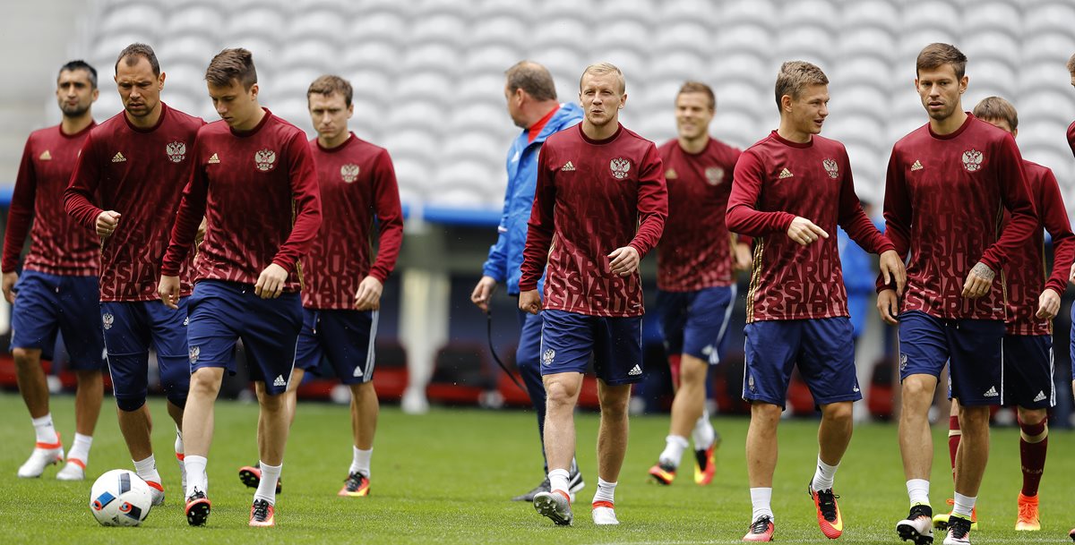 El equipo ruso abandonaría la Eurocopa debido a los incidentes causados por sus aficionados. (Foto Prensa Libre: AP)