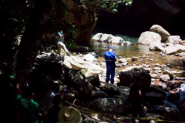 En un río en Rabinal fueron localizados los cadáveres de una pareja de jóvenes que estaban desaparecidos. (Foto Prensa Libre: Carlos Grave)