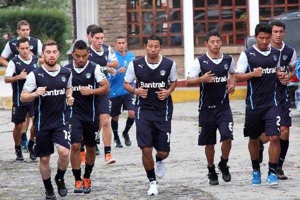 El portero albo se entrenó ayer. (Foto Prensa Libre: Carlos Ventura)