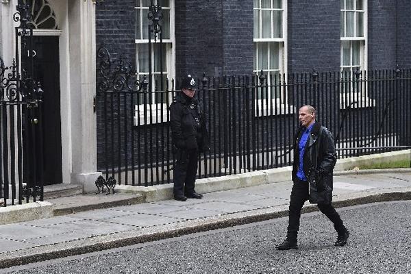 El nuevo titular de Finanzas de Grecia, Yanis Varufakis, llega a su reunión con el ministro británico de Economía, George Osborne, celebrada ayer en su despacho del número 11 de Downing Street en Londres. (Foto Prensa Libre: EFE)