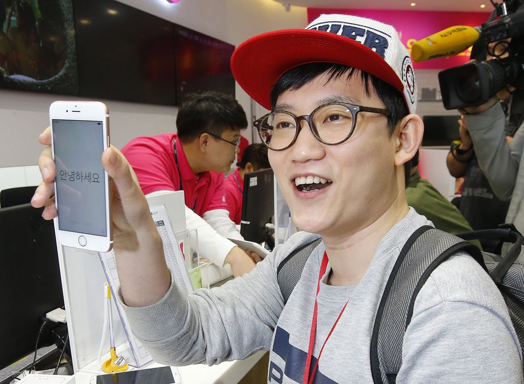 Un consumidor de Corea del Sur muestra su nuevo Iphone. (Foto Prensa Libre: EFE)