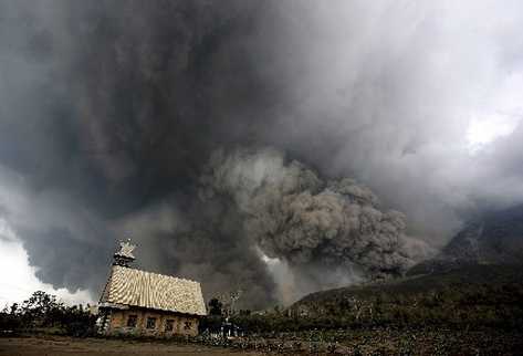 La erupción del volcán Sinabung en Indonesia, provoca la muerte de 11 personas. (Foto Prensa Libre:EFE)