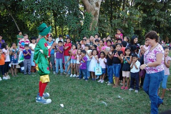 Menores del caserío Berlín II se divierten con la presentación de un payaso. (Foto Prensa Libre: Alexander Coyoy)  