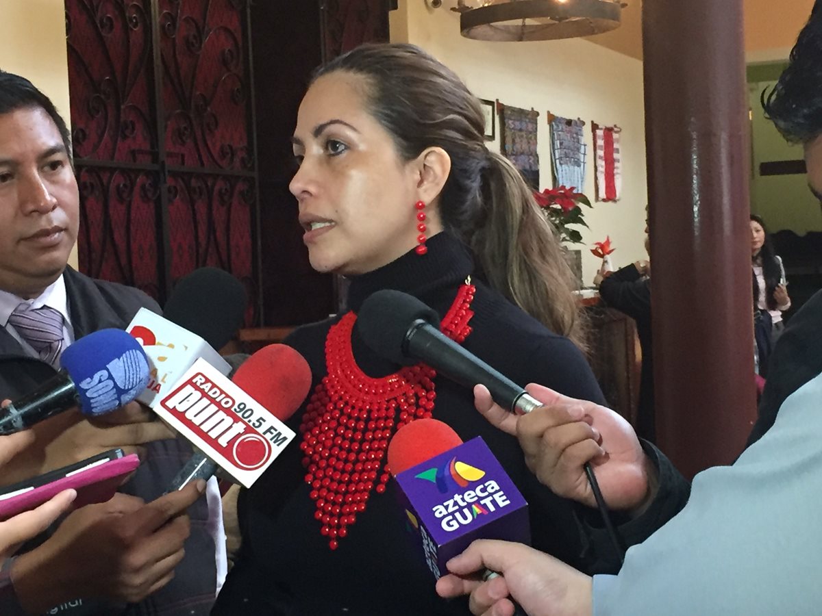 Alejandra Gordillo, secretaria de Conamigua, advierte sobre extorsiones a familiares de migrantes. (Foto Prensa Libre: Conamigua)