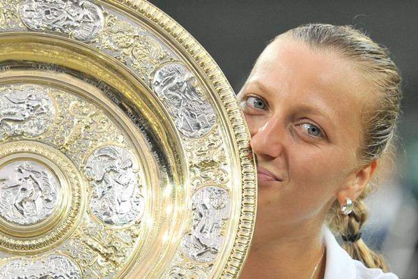 Kvitova dio un golpe de autoridad en la final de Wimbledon. (Foto Prensa Libre: AFP)