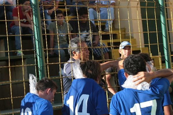 Óscar Sánchez dirigió el juego desde las gradas. (Foto Prensa Libre: Norvin Mendoza)