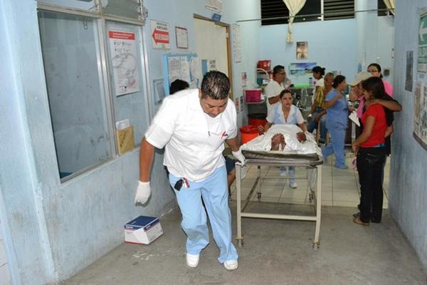 Uno de los heridos es llevado al Hospital de Zacapa. (Foto Prensa Libre: Érick de La Cruz)<br _mce_bogus="1"/>