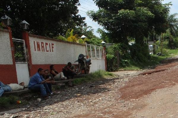 familiares del  niño, en el Inacif de  Cuilapa.