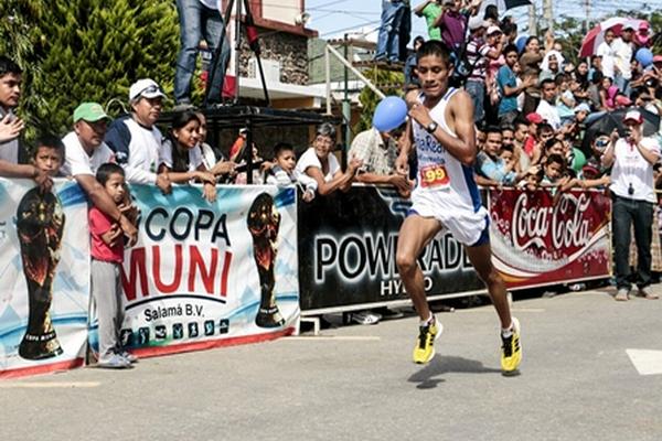 Mario Pacay ganó el Medio Maratón de Salamá que se corrió el domingo. (Foto Prensa Libre: Carlos Grave)