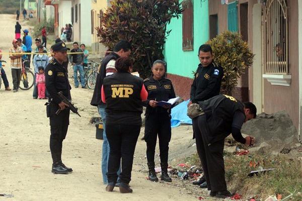 Investigadores trabajan en el lugar donde fue encontrado el cadáver de Silvestre Hernández, en Jalapa. (Foto Prensa Libre: Hugo Oliva)