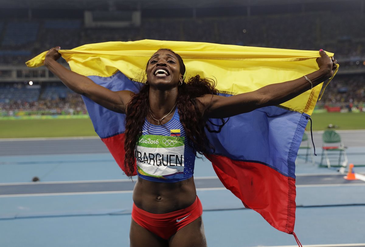 Caterine Ibargüen celebra luego de ganar la medalla de oro en triple salto. (Foto Prensa Libre: AP)