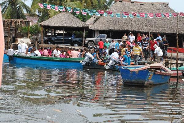 Visitantes abordan lanchas en  el embarcadero de  La Blanca, San Marcos, desde donde salen a Tilapita y el humedal Manchón Guamuchal.