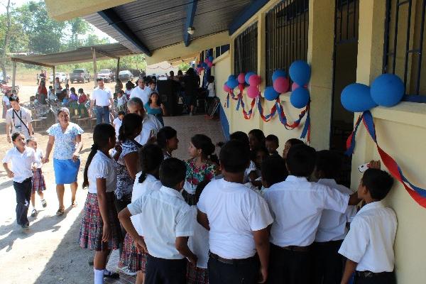 Niños de   la escuela oficial  de la lotificacion San Isidro Robles observan las nuevas aulas.