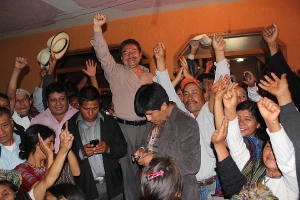 El exalcalde de Nebaj Virgilio Bernal Guzmán —centro— celebra con sus  simpatizantes, luego de conocer la resolución del TSE sobre la repetición de elecciones en ese municipio.