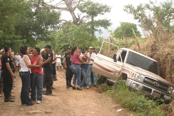 FamIliares identifican el cuerpo de  César Elfidio  Carrillo,   en la cabina del picop.