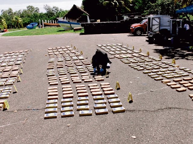 Agentes y fiscales contabilizan los paquetes de droga hallados el martes último en una embarcación, en alta mar, en aguas del Océano Pacífico.