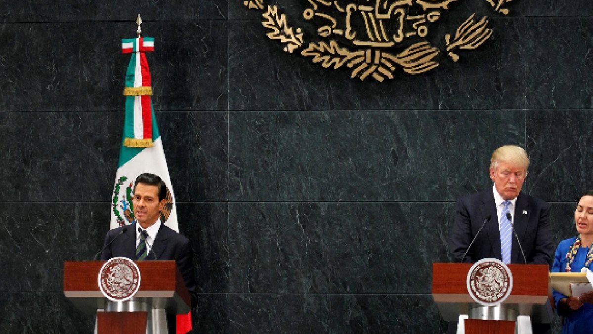 Enrique Peña Nieto habla junto Donald Trump en la Ciudad e México.(Foto Prensa Libre: EFE).