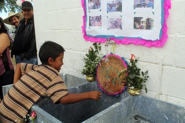 Vecinos de  la aldea Los Achiotes Jumay participan en inauguración  del sistema de agua domiciliar. (Foto Prensa Libre: Hugo Oliva)