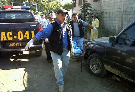 Autoridades trasladan el cadáver de la mujer hacia la morgue. (Foto: Julio Vargas)