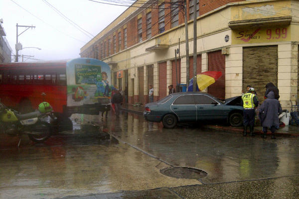 Accidente en la 9 avenida y 6 calle de la zona 1. (Foto Prensa Libre: Estuardo Paredes)