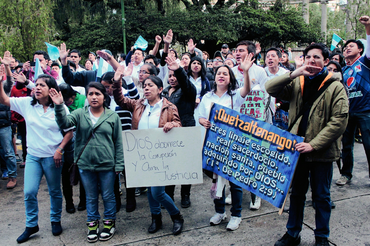 Jóvenes oran en un sector frente a la Municipalidad de la ciudad de Quetzaltenango. (Foto Prensa Libre: Carlos Ventura)