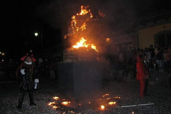 La quema del diablo gigante cumplirá 22 años de practicarse, el 7 de diciembre próximo. (Foto Prensa Libre: Miguel López)