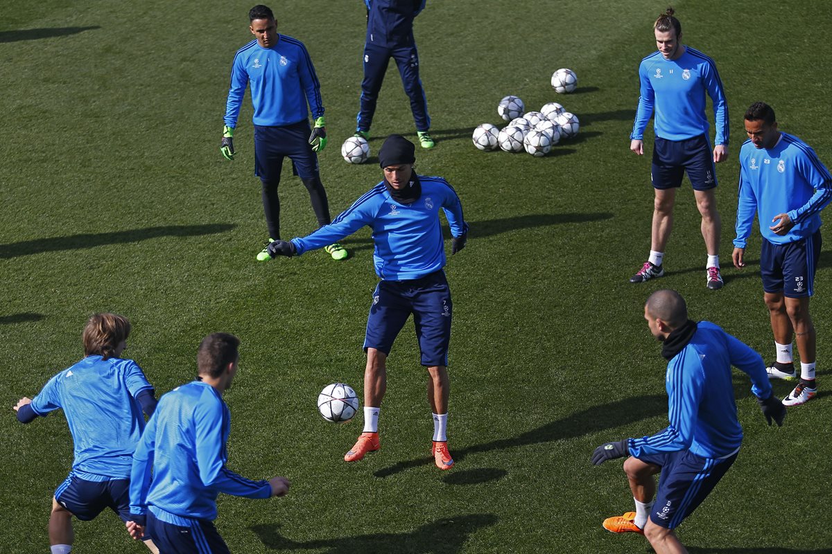 El Real Madrid durante su último entrenamiento antes del partido de hoy contra la Roma. (Foto Prensa Libre: AP)