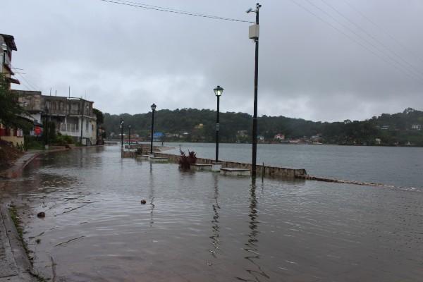 Calle conocida como Las Mesitas, en la isla de Flores, se encuentra anegada como consecuencia  del incremento del nivel de lago.