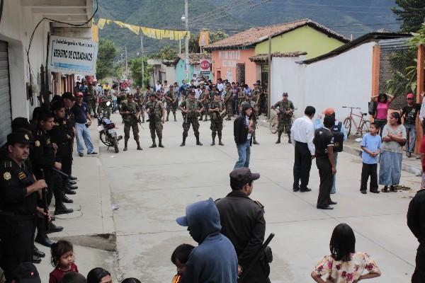 Policías y soldados  intentan mantener el orden en Rabinal.