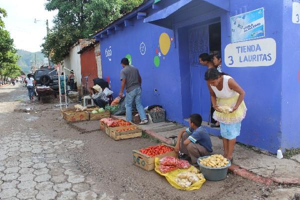 Venta, frente a portón de vivienda.