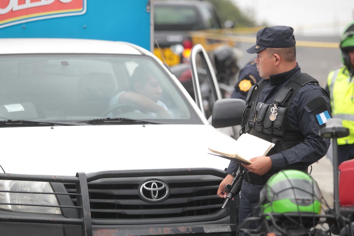 Un agente de la PNC recoge información sobre el ataque para comenzar la investigación. (Foto Prensa Libre: Erick Ávila)