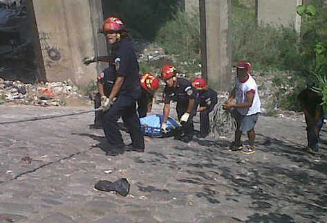 Cuerpos de socorro extraen cuerpo del barranco. (Foto Prensa Libre: CBM)