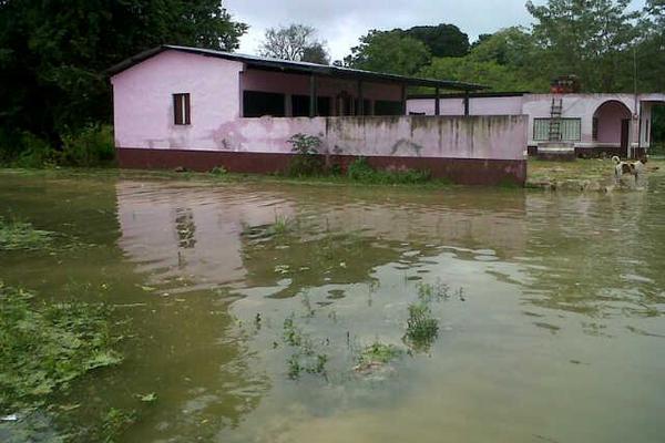 En algunos sectores inundados, el nivel del agua llegó a 30 centímetros. (Foto Prensa Libre: Rigoberto Escobar)<br _mce_bogus="1"/>