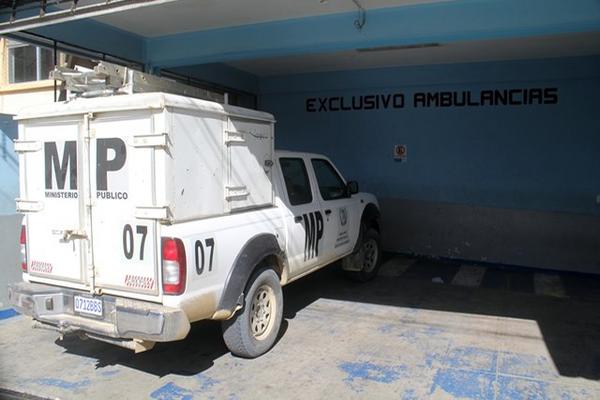 Personal del Ministerio Público se presentó al Hospital Nacional de Jalapa, para registrar la muerte del joven. (Foto Prensa Libre: Hugo Oliva)<br _mce_bogus="1"/>