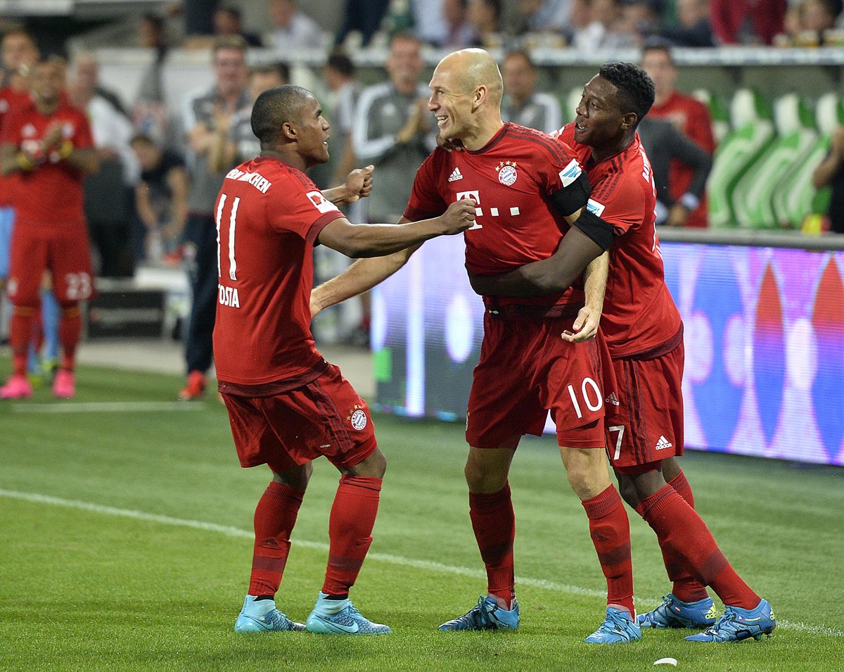 Douglas Costa, izquierda, presenta una lesión que lo aleja de participar en el duelo frente al Real Madrid. (Foto Prensa Libre: AFP)