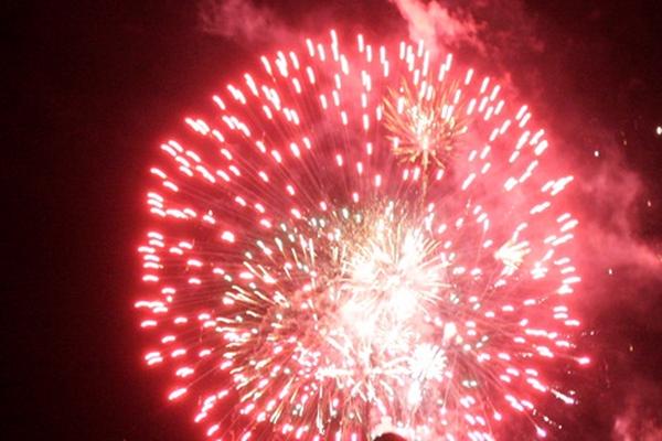 Los cielos de Xelajú fueron alumbrados por los fuegos artificiales por un lapso de 20 minutos. (Foto Prensa Libre: Carlos Ventura)