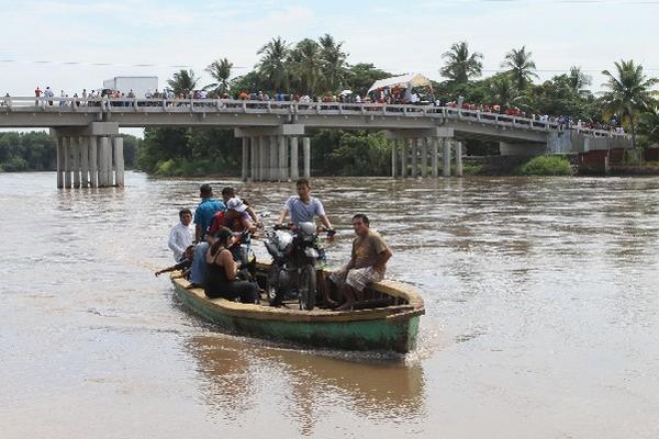 Pobladores de Iztapa participan en la inauguración de paso sobre el río María Linda.