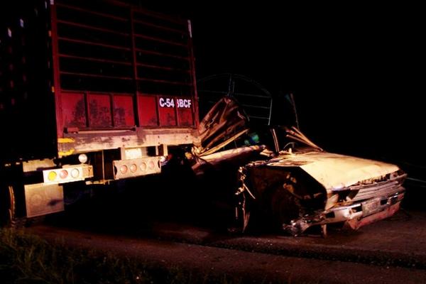 El percance en Sayaxché, Petén, deja un muerto y dos heridos. (Foto Prensa Libre: Rigoberto Escobar).